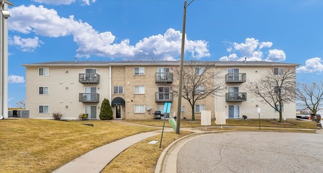 Primary Photo - Rainbow Circle Apartments
