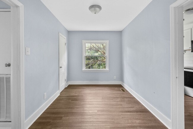 Building Photo - 2 Bedroom Pet Friendly Home For Rent Near ...