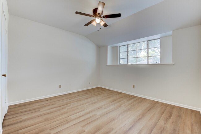 Building Photo - 3218 Crestdale Dr