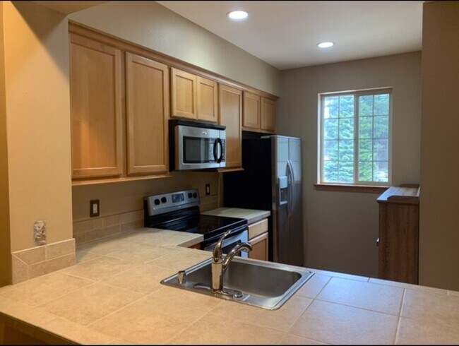 Building Photo - Spacious 2 Bed 2.5 Bath Townhome with Attached Garage in Cle Elum