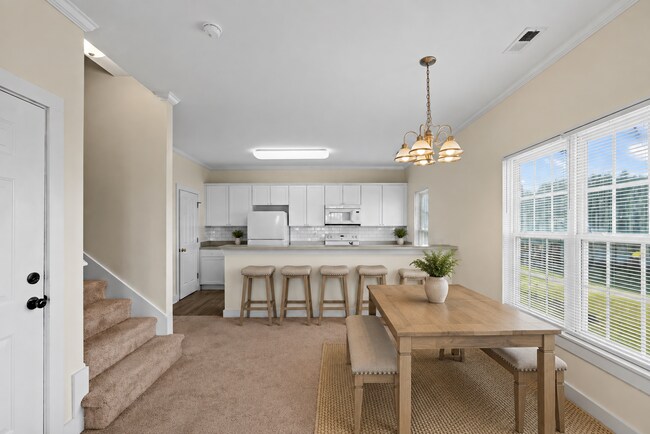 Building Photo - 220 Twin Oaks Dr