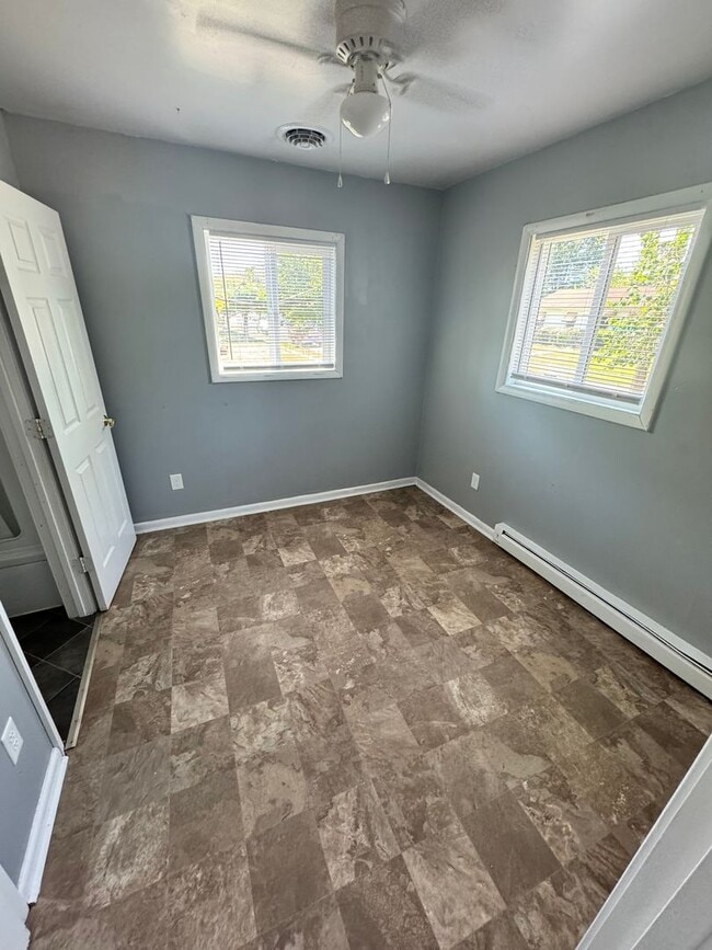 Building Photo - Cozy 3 bed 1.5 bath with Backyard