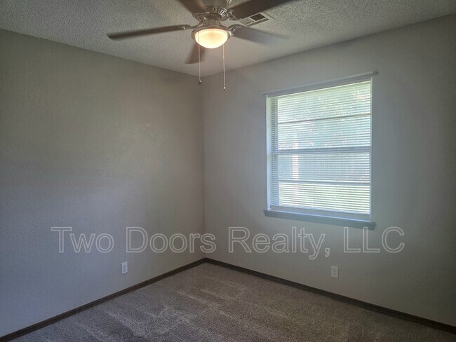 Building Photo - 663 W Perry Dr