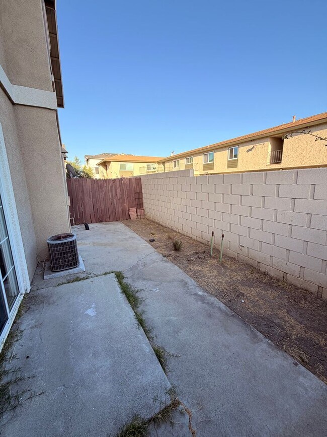 Building Photo - Spacious 3 bedroom w/ attached 2 Car Garage For Rent!