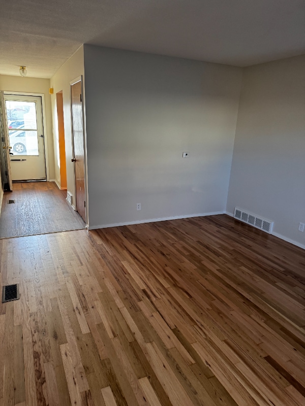 Building Photo - 609 E 5th St