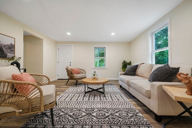 Building Photo - 1030 Oak St