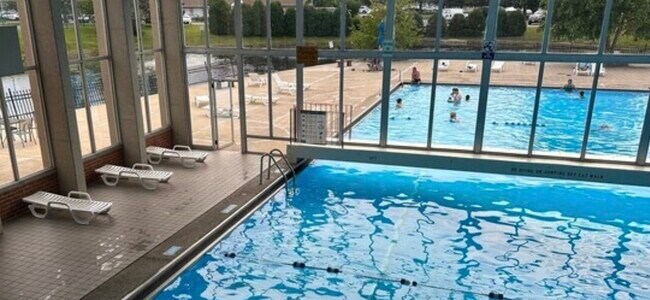 Building Photo - 16 E Old Willow Rd