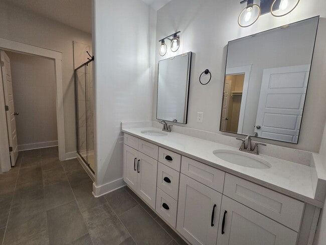 Building Photo - End Unit 3/3.5 Townhome w/ Community Pool!