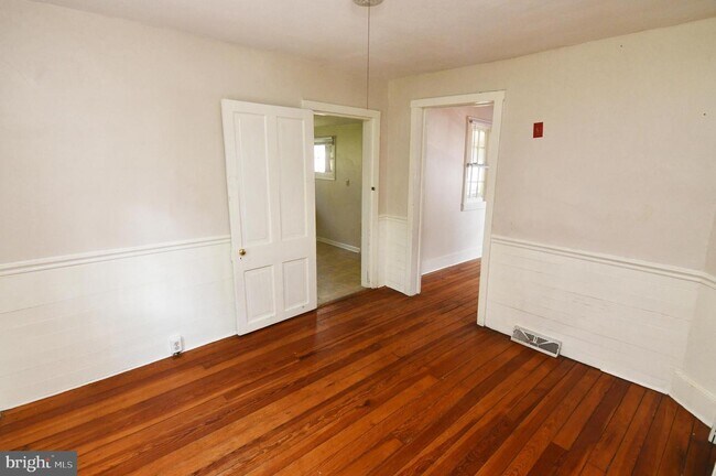 Building Photo - 122 E Monmouth St