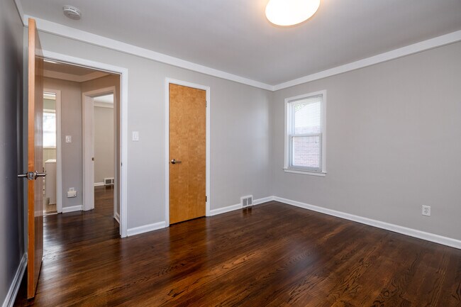 Building Photo - 429 E La Salle Ave