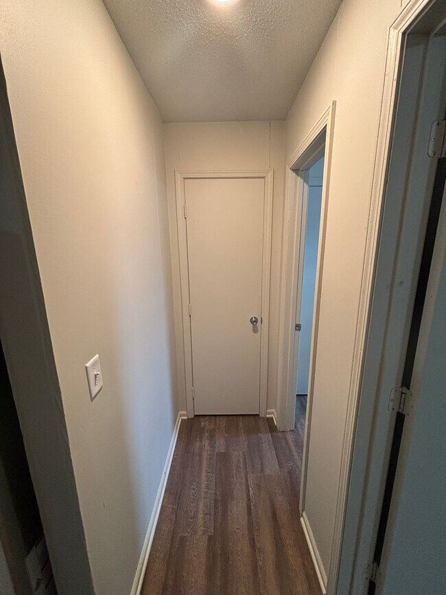 Building Photo - Renovated 1 Bed, 1 Bath Apartment at the B...