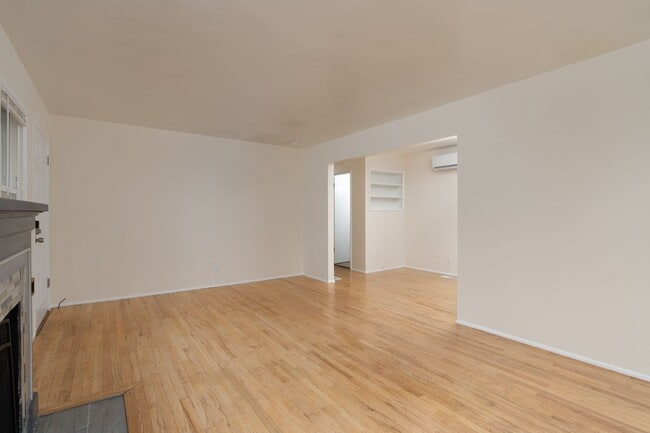 Building Photo - Multnomah Tri Plex