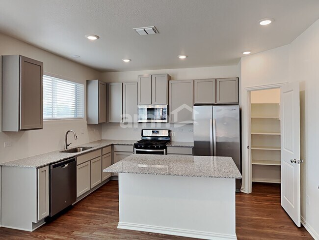 Building Photo - 425 Pebble Bend