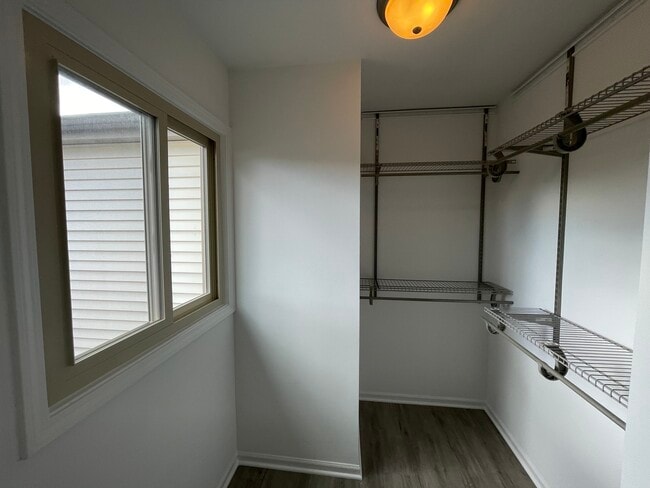 Building Photo - 311 E Forest Knoll Dr
