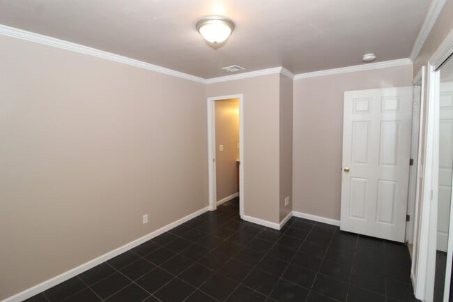 Building Photo - 709 N 12th Pl