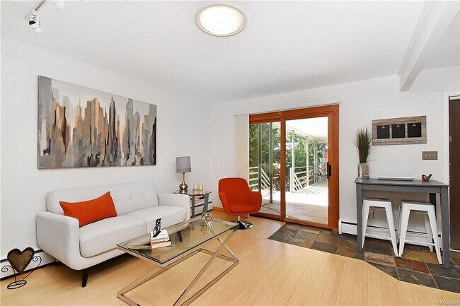 Building Photo - HIGHLY DESIRABLE West Pearl 2 Bed 1 Bath Top Floor Condo-Available August 5th!