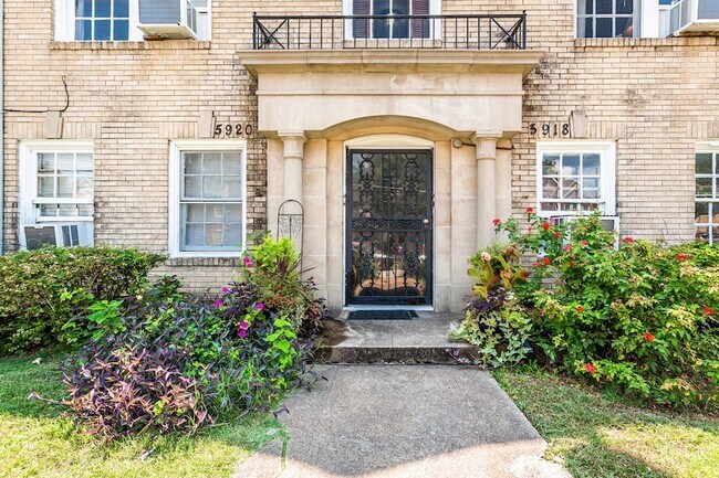 Building Photo - 5918 La Vista Dr