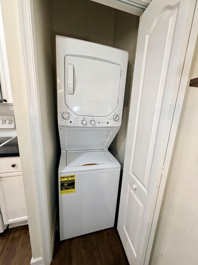 Building Photo - "Charming 3-Bed, 2-Bath Oasis in Wellington's Heart – 1060 Sqft of Comfort Awaits!"