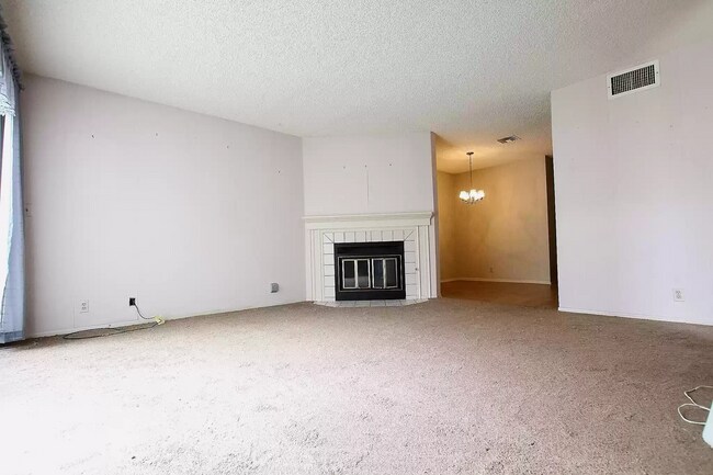 Building Photo - 424 W Avenue J5