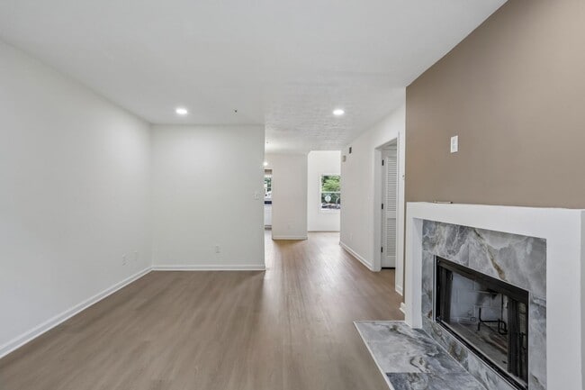 Building Photo - Newly Renovated 3BR/2BA Townhome!