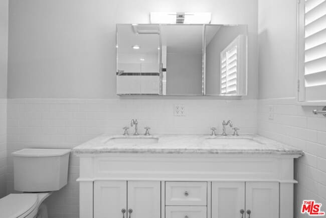 Building Photo - 329 N Swall Dr