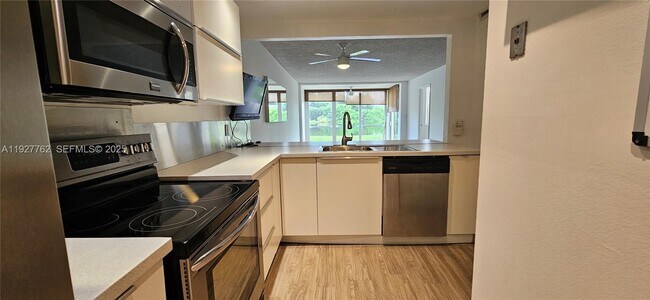 Building Photo - 9450 Poinciana Pl