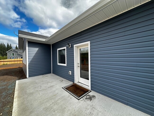 Building Photo - 3 Bed/2 Bath/2 Car Garage/Water Front Home