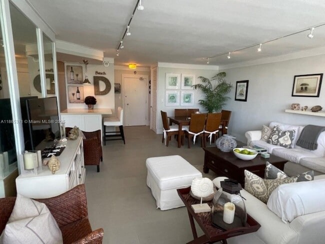Building Photo - 5313 Collins Ave