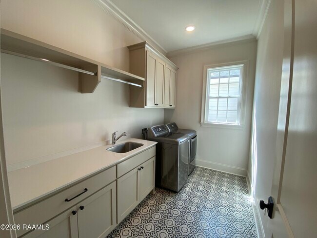 Building Photo - 2110 Belfleur St