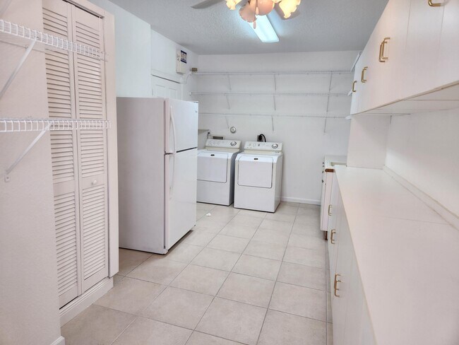 Building Photo - 17885 Fieldbrook Cir E