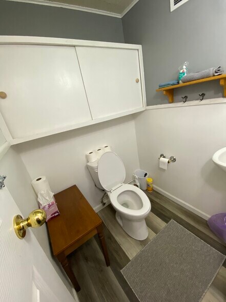 Downstairs Bathroom - 712 Washington Memorial Dr