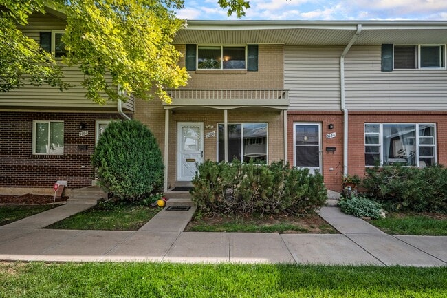 Primary Photo - Spacious 2 bedroom home in the heart of Ha...