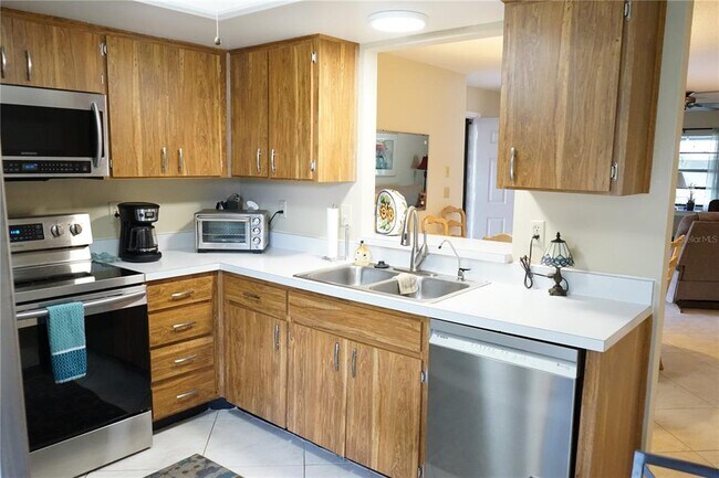 Building Photo - 2102 Hereford Dr