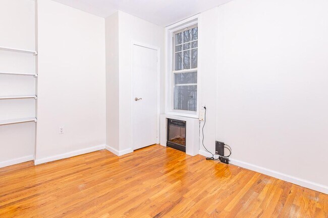 Building Photo - 1327 Halsey St