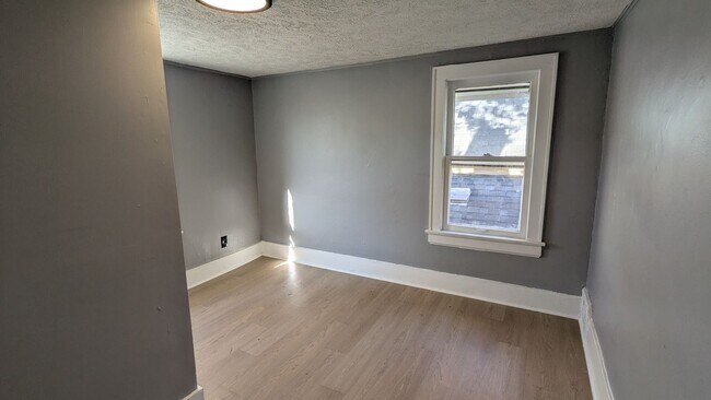 Building Photo - Welcome to your charming home located in the vibrant city of Akron