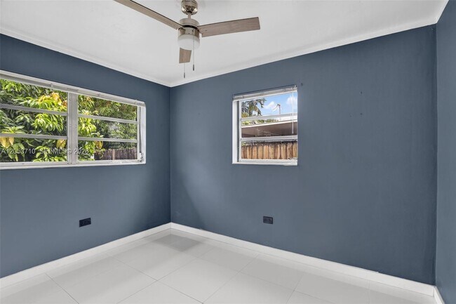 Building Photo - 2331 Flamingo Dr