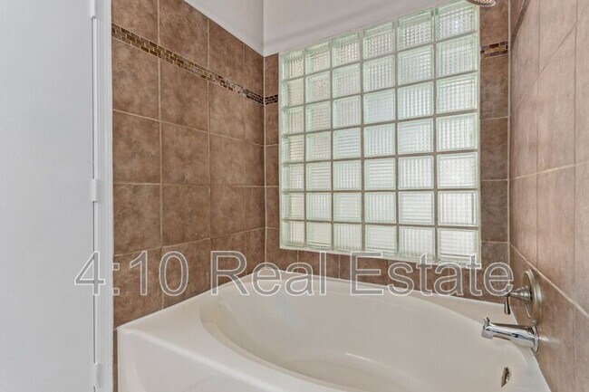 Building Photo - 2381 W Redwood Dr