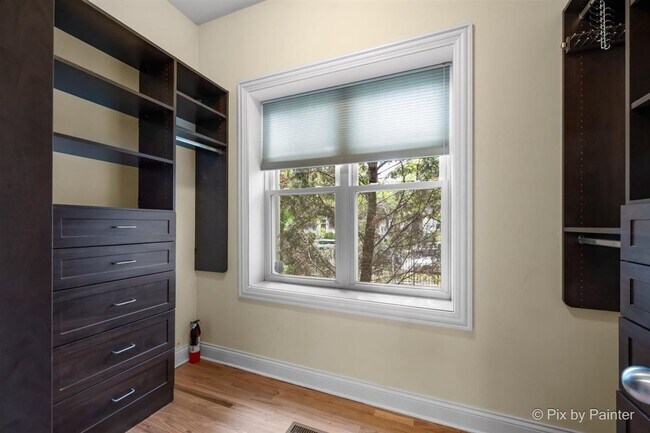 Building Photo - Updated Duplex Condo with 2 parking spots