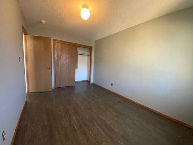 Building Photo - $1,000 | 2 Bedroom, 1 Bathroom Apartment |...