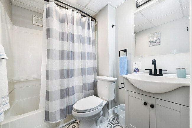 Building Photo - 444 Oneida St