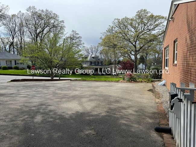 Building Photo - Spacious South Roanoke Home with Lawn Care Included
