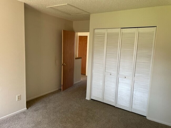 Building Photo - SUNDOWNER 2BD TOWNHOME w/ 1 CAR GARAGE