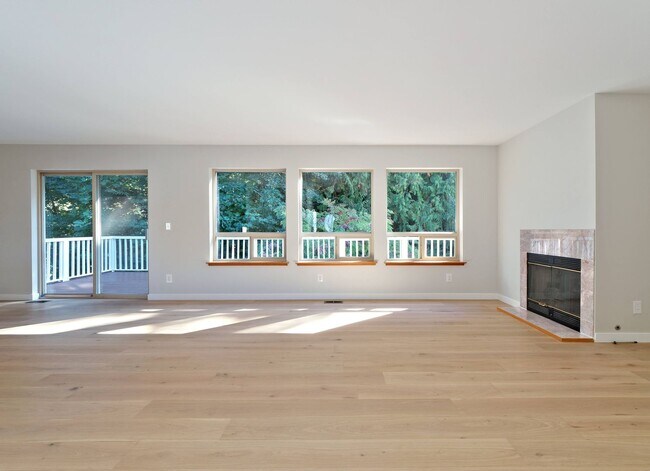 Building Photo - 721 Crown Dr