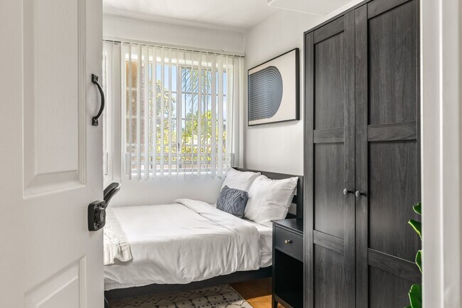 Building Photo - 10777 Ashton Ave