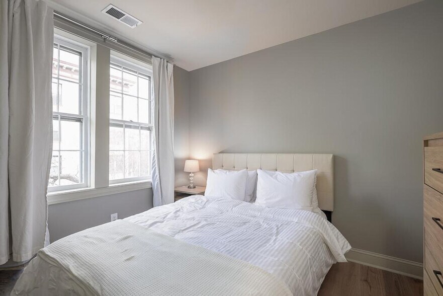 Building Photo - 2100 Newport Pl NW