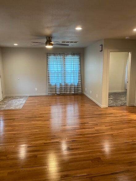 Spacious living room - 626 Vattier St