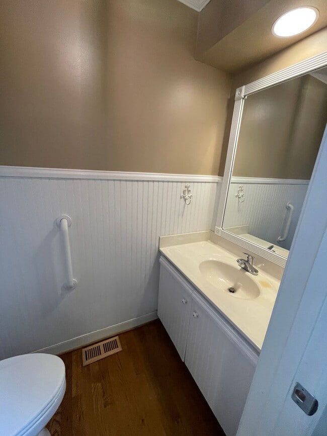 Building Photo - Large 2 Bedroom, 2.5 Bath Townhouse - Autu...