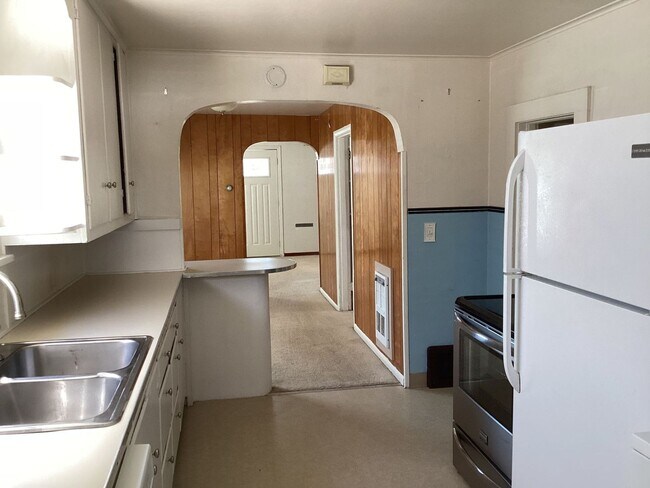 Building Photo - Charming 2BR Home with Spacious Yard, Detached Garage & Garden Oasis