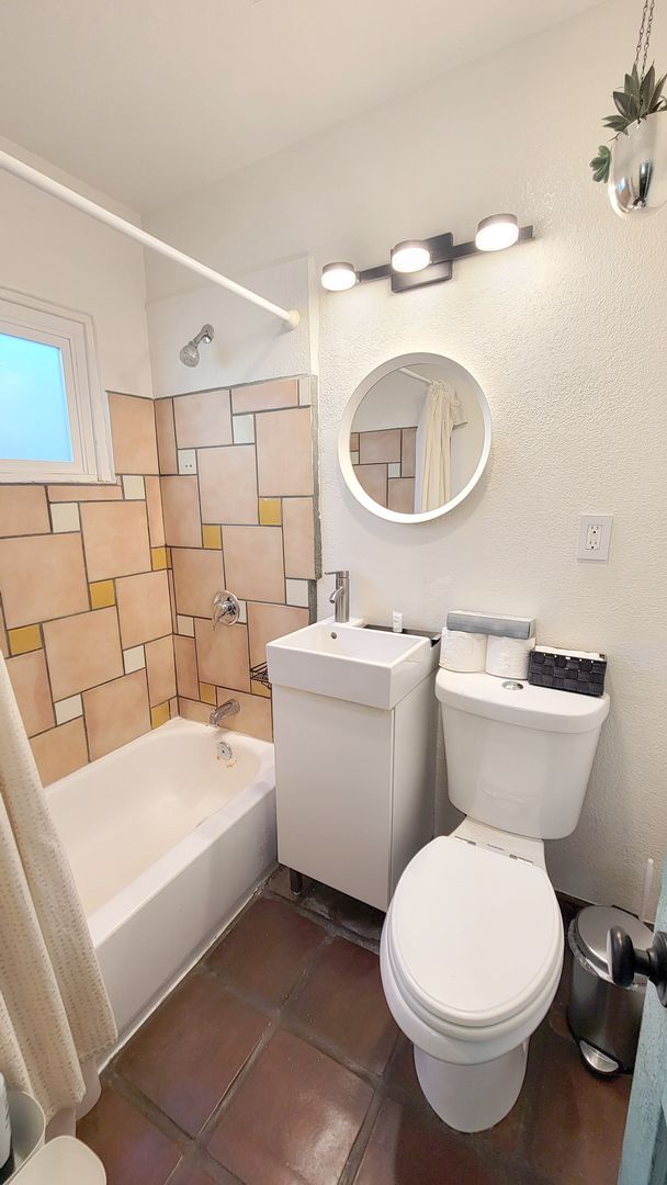 Building Photo - Charming, Fully Furnished Spanish-Style Du...