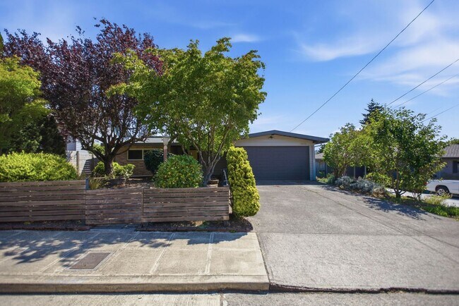 Building Photo - Spacious 4 Bed 2.5 Bath Home with Panoramic Views in Magnolia